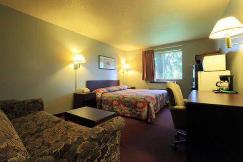 Super 8 By Wyndham Whitewater Wi Hotel Bagian luar foto