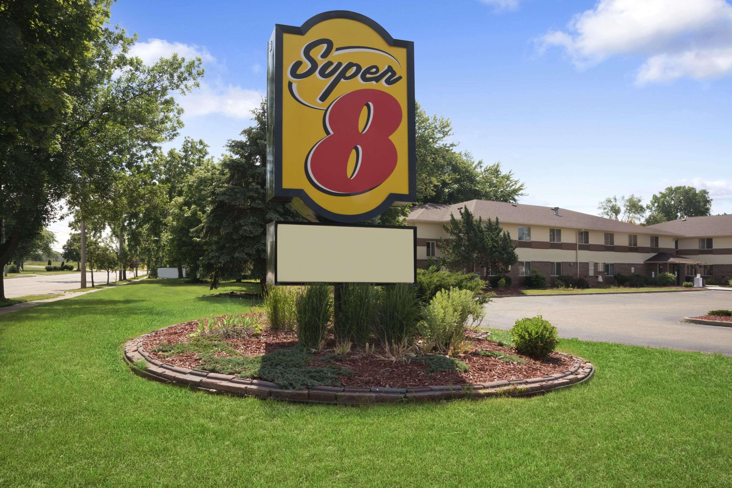 Super 8 By Wyndham Whitewater Wi Hotel Bagian luar foto